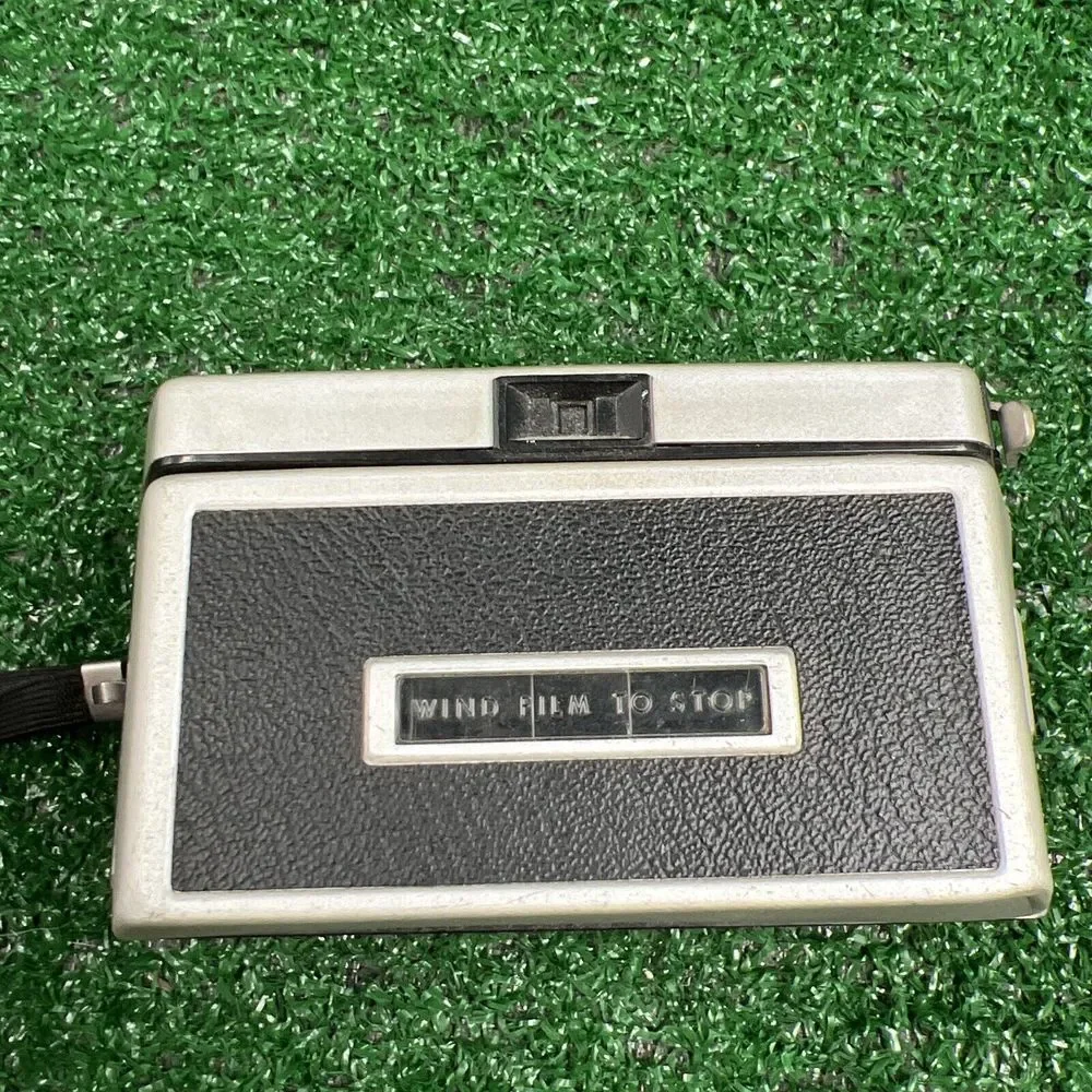 Vintage Kodak Instamatic 104‎ Film Camera With 2 Sylvania Flash Cubes